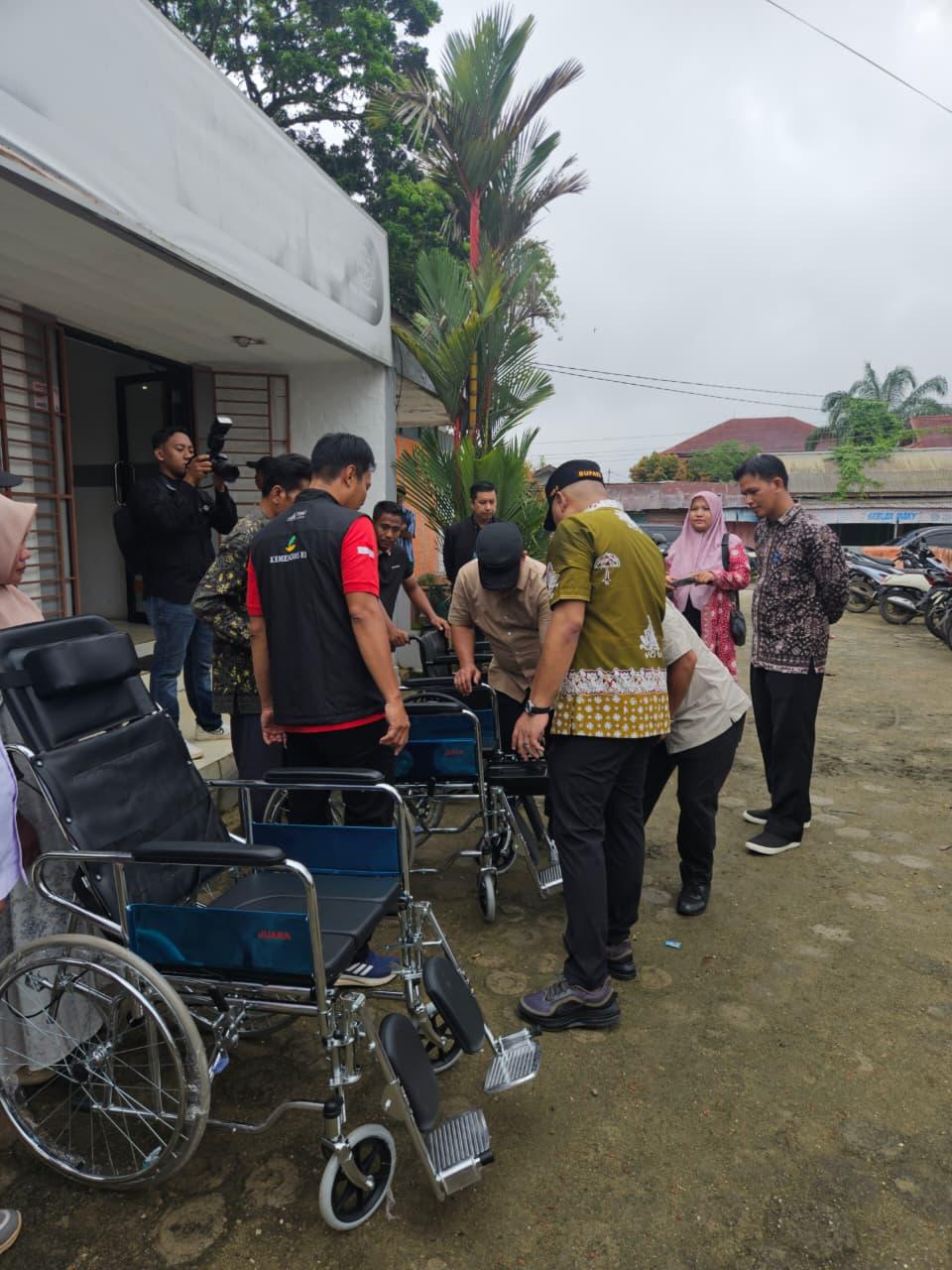 PEMBERIAN BANTUAN ALAT KURSI RODA, KAKI PALSU DAN TONGKAT KRUK