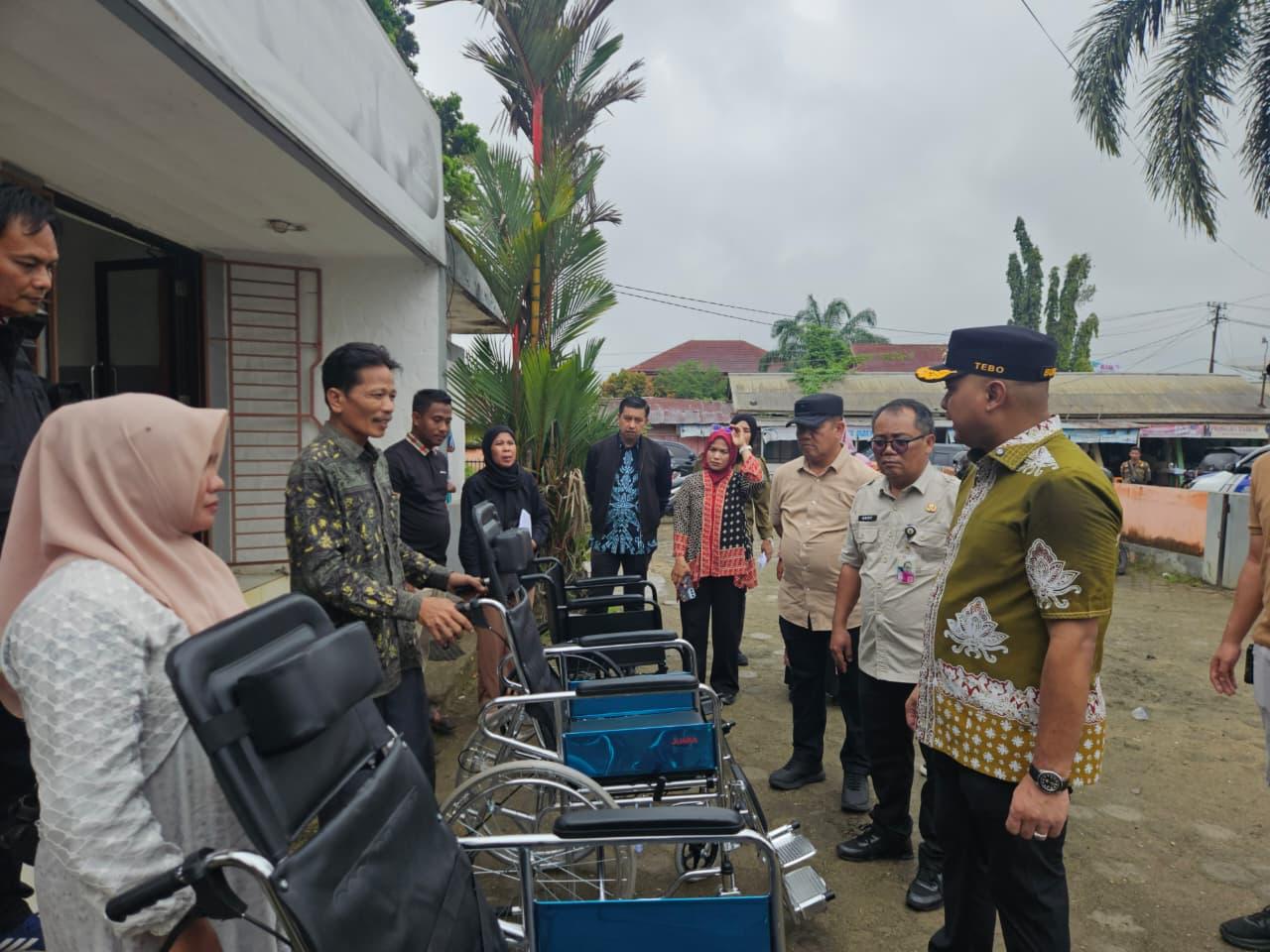 PEMBERIAN BANTUAN ALAT KURSI RODA, KAKI PALSU DAN TONGKAT KRUK