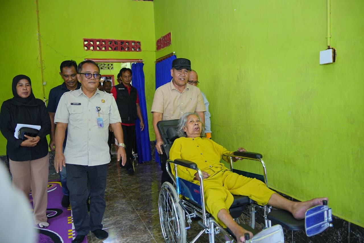 PEMBERIAN BANTUAN ALAT KURSI RODA, KAKI PALSU DAN TONGKAT KRUK