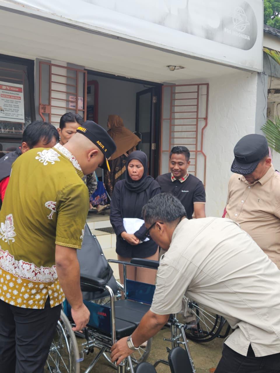 PEMBERIAN BANTUAN ALAT KURSI RODA, KAKI PALSU DAN TONGKAT KRUK